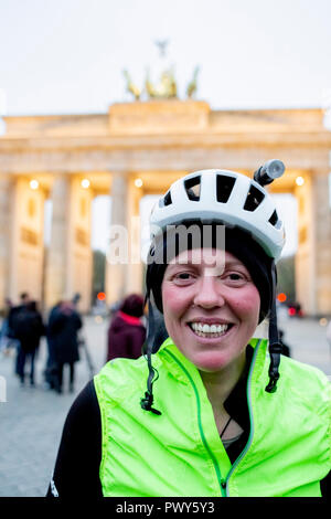 Berlin, Deutschland. Okt, 2018 18. Jenny Graham lacht, wenn sie am Brandenburger Tor, nachdem die Welt umsegelte mit dem Fahrrad ankommt. Die britische Frau war die erste Frau, die Welt zu umrunden mit dem Fahrrad alleine in nur 125 Tagen. Der bisherige Weltrekord war 144 Tage. Credit: Christoph Soeder/dpa/Alamy leben Nachrichten Stockfoto