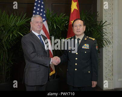 Singapur. Okt, 2018 18. Chinesischen Staatsrat und Minister für Nationale Verteidigung Wei Fenghe (R) trifft mit US-Verteidigungsminister James Mattis in Singapur, am Okt. 18, 2018. Credit: Dann Chih Wey/Xinhua/Alamy leben Nachrichten Stockfoto