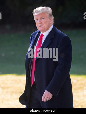 Washington DC, USA. Okt, 2018 18. Präsidenten der Vereinigten Staaten Donald J. Trumpf Wanderungen aus dem Oval Office als Er bereitet das Weiße Haus in Washington, DC, für eine Reise nach Montana und Arizona auf Donnerstag, 18. Oktober 2018 zu verlassen. Credit: Ron Sachs/CNP | Verwendung der weltweiten Kredit: dpa/Alamy leben Nachrichten Stockfoto