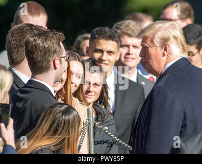 Washington DC, USA. Okt, 2018 18. Präsidenten der Vereinigten Staaten Donald J. Trumpf spricht mit gratulanten vor der Abfahrt das Weiße Haus in Washington, DC, für eine Reise nach Montana und Arizona auf Donnerstag, 18. Oktober 2018. Credit: Ron Sachs/CNP | Verwendung der weltweiten Kredit: dpa/Alamy leben Nachrichten Stockfoto