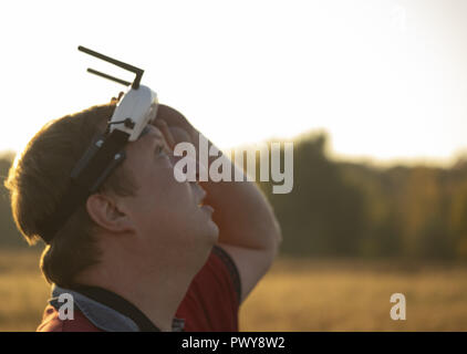 Kiew, Ukraine. Okt, 2018 18. Drone pilot gesehen, ein First-person-Ansicht Headset. Junger Mann, der ein Quad-copter mit Video - Schutzbrille Credit: Igor Golovniov/SOPA Images/ZUMA Draht/Alamy leben Nachrichten Stockfoto