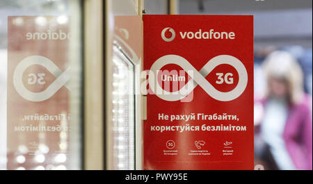 Kiew, Kiew, Ukraine. Okt, 2018 18. Logo der Vodafone Group, British multinationalen Telekommunikationsunternehmen Konglomerat und Mobilnetzbetreiber in der Mitte zu sehen ist. Credit: Pavlo Gontschar/SOPA Images/ZUMA Draht/Alamy leben Nachrichten Stockfoto