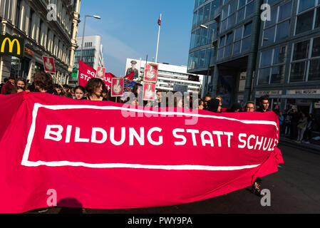 Protester werden gesehen, halten ein Banner auf Bildung geschrieben statt der Schule während der Schule Streik Hunderte von Studenten während der Schule Streik für einen fairen und selbst gestalteten Bildungssystem zu demonstrieren. Stockfoto