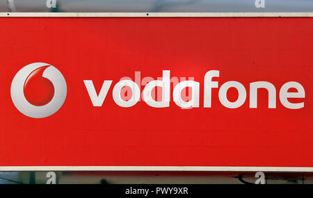 Logo der Vodafone Group, British multinationalen Telekommunikationsunternehmen Konglomerat und Mobilnetzbetreiber in der Mitte zu sehen ist. Stockfoto