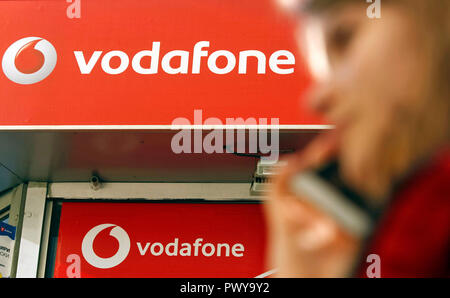 Logo der Vodafone Group, British multinationalen Telekommunikationsunternehmen Konglomerat und Mobilnetzbetreiber in der Mitte zu sehen ist. Stockfoto