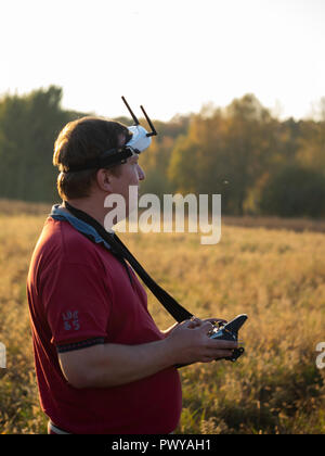 Mann gesehen, die eine Drohne mit Fernbedienung. Stockfoto