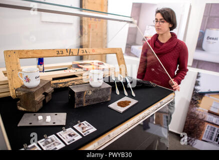 Hannover, Deutschland. 17 Okt, 2018. Ein Mitarbeiter, der eine Vitrine mit mehreren Objekten aus dem Besitz der verstorbenen Musiker Falco in der Ausstellung "Falco, in Gars am Kamp" im Theatermuseum. Die Ausstellung zeigt viele persönliche Gegenstände aus dem Jugendstil Villa des Pop Legende und kann bis zum 17. März 2019 zu sehen. Credit: Hauke-Christian Dittrich/dpa/Alamy leben Nachrichten Stockfoto