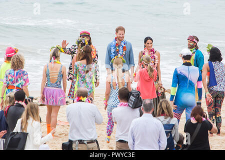 Bondi Beach, Sydney, Australien. 19. Oktober, 2018. Der Herzog und die Herzogin von Sussex besuchen Bondi Beach, Sydney. Prinz Harry und Meghan Markle verbrachte Zeit mit einer Welle, eine inititiative, die mit der psychischen Gesundheit in einem Spaß einrastet und motivierende Art. Die Paare wurden sowohl hier im Rahmen der "Fluo Freitag"-Sitzung zu nehmen. Credit: Paul Lovelace/Alamy leben Nachrichten Stockfoto