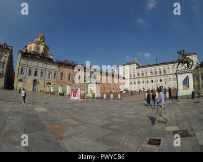 TURIN, Italien - ca. September 2018: Die Piazza Castello mit fisheye Objektiv gesehen Stockfoto