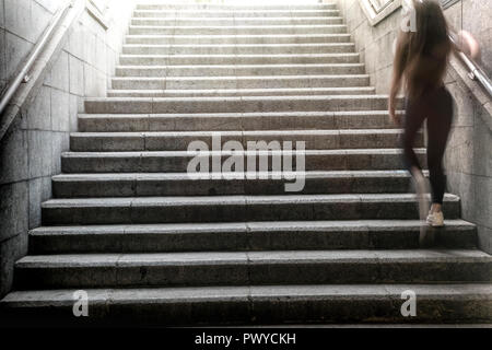 Mädchen gehen die Treppe hinauf zu dem hellen Außen Stockfoto