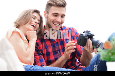 Moderne junge Paar prüft die Fotos auf der Kamera Stockfoto