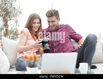 Glückliches junges paar Prüfungen Fotos auf Fotos die Kamera Stockfoto