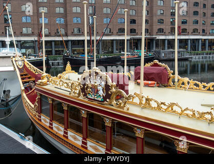 Die königliche Barke Gloriana Günstig in St. Katharine Docks an der Themse in der Nähe der Tower Bridge in Tower Hamlets London England United Kingdom UK Stockfoto