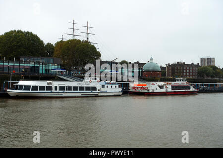 River Cruise Ferry Boote bei Greenwich Pier auf der Themse mit Cutty Sark im Hintergrund Greenwich London England United Kingdom UK Stockfoto