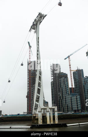 Die Emirates Airline Gondelfahrt erstreckt sich von der O2 Arena zu den Docklands über die Themse in London England United Kingdom UK Stockfoto