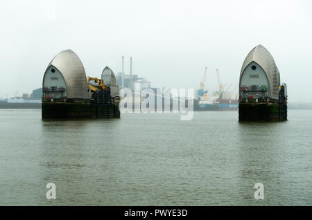 Die Thames Barrier Hochwasserschutz in der Themse in der Nähe von Greenwich und Silvertown Greater London England United Kingdom Stockfoto