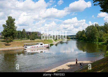 Vilnius, Litauen - 11. Juli 2018: die malerischen Blick auf den Fluss Neris in Vilnius im Sommer. Vilnius - Litauen, schöne Aussicht auf den Fluss. Stockfoto