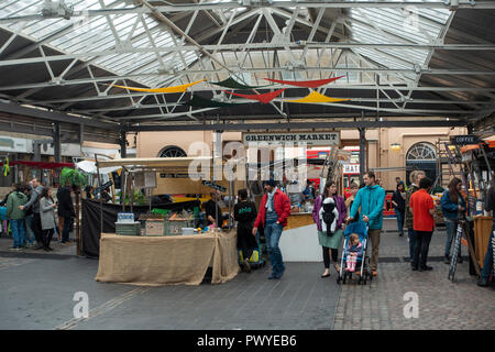 Menschen Surfen und Einkaufen in der berühmten Markthalle in Greenwich London England United Kingdom UK Stockfoto