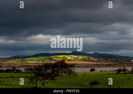 Sonnenlicht bricht durch an trüben stürmischen Tag auf den wilden Atlantik, im County Donegal Stockfoto