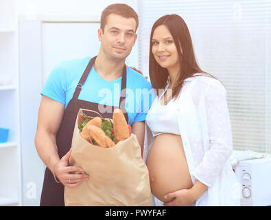 Mann und die schwangere Frau mit einem Paket von baguettes Stockfoto