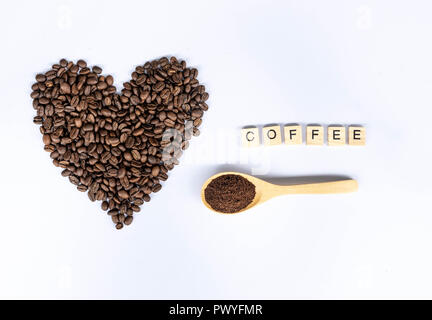 Kaffeebohnen in Herz mit Kaffee Wort geformt Stockfoto