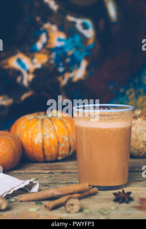 Vegan Pumpkin Pie Smoothie mit Gewürzen. Gesunde fallen Smoothie Rezept: Dairy-free-Smoothie mit Mandelmilch, Kürbispüree und Banane. Hintergrund mit Stockfoto