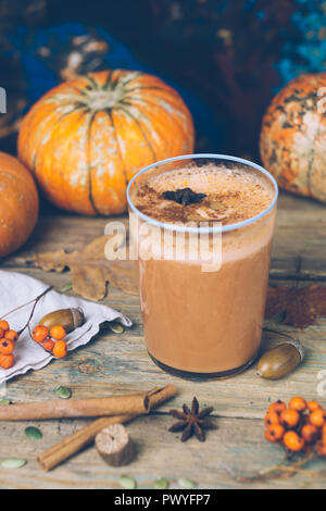 Vegan Pumpkin Pie Smoothie mit Gewürzen. Gesunde fallen Smoothie Rezept: Dairy-free-Smoothie mit Mandelmilch, Kürbispüree und Banane. Hintergrund mit Stockfoto