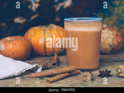 Vegan Pumpkin Pie Smoothie mit Gewürzen. Gesunde fallen Smoothie Rezept: Dairy-free-Smoothie mit Mandelmilch, Kürbispüree und Banane. Hintergrund mit Stockfoto