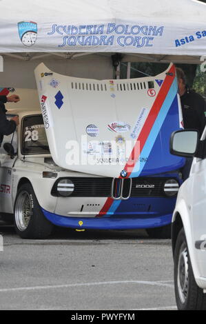 PESARO, ITALIEN - OTT 13 - 2018: BMW 2002 tii ERSTE AUSGABE RENNEN AUTOMOBIL VORBEHALTEN OLDTIMER Stockfoto