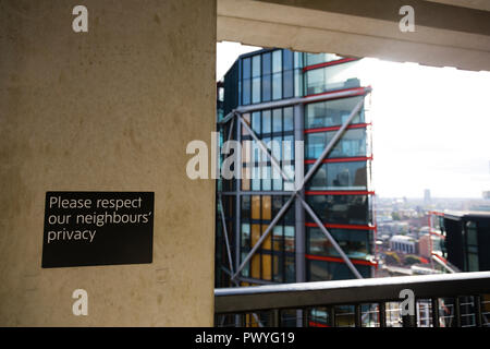 London, Großbritannien. Ein Zeichen Besucher drängen, keine Fotos von in der Nähe Wohnungen zu nehmen ist auf der Aussichtsplattform des Tate Modern Blavatnik Gebäude gesehen. Stockfoto