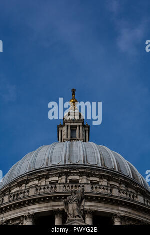 London, Großbritannien. In der Nähe der Kuppel der St. Paul's Kathedrale gegen den strahlend blauen Himmel. Stockfoto