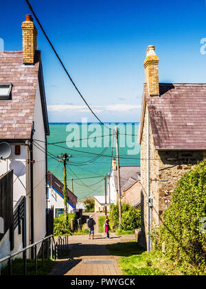 Der Weg zwischen den Häusern, die zu Tresaith Strand, Ceredigion, Wales. Stockfoto