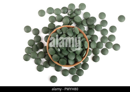 Haufen von Spirulina Tabletten Algen Nahrungsergänzungsmittel in Houten auf weißem Hintergrund Nahaufnahme, Ansicht von oben isoliert. Flach. Stockfoto