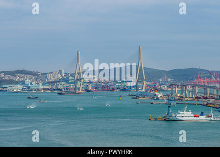 Busan Hafen und Brücke in Südkorea Stockfoto