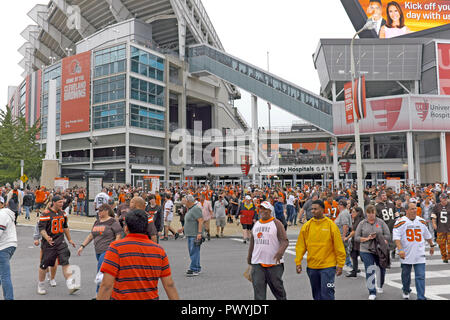 Cleveland Browns Fans verlassen FirstEnergy Stadion in Cleveland, Ohio, USA nach einem gegen die Baltimore Ravens am Oktober 7, 2018 gewinnen. Stockfoto