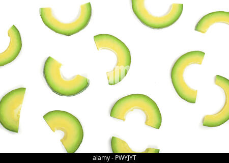 Avocado Schichten auf weißem Hintergrund. Ansicht von oben. Flach Muster. Stockfoto