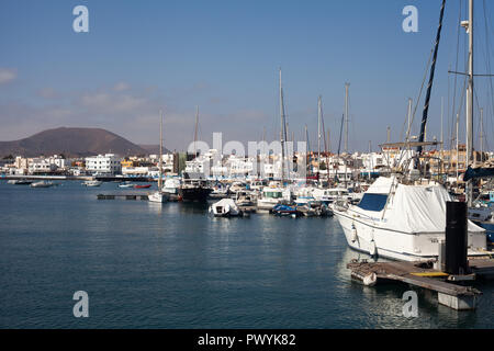 Der Hafen von Corralejo mit Los Lobos Insel in der Ferne Kanarische Inseln, Spanien Stockfoto
