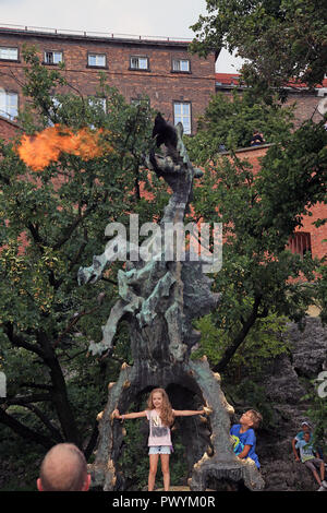 Drachen Statue vor Schloss Wawel in Krakau, Polen Stockfoto