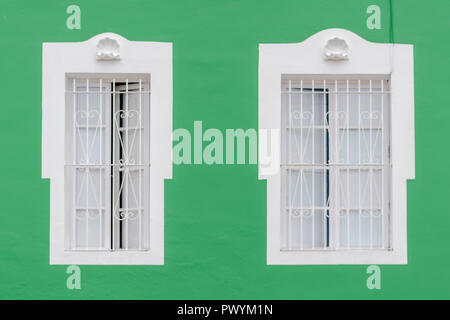 Zwei Fenster auf einer grünen Fassade eines alten Hauses Stockfoto