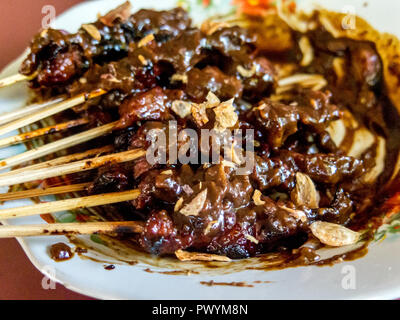 Chicken Satay in Erdnuss-sauce erstickt, Bali, Indonesien Stockfoto