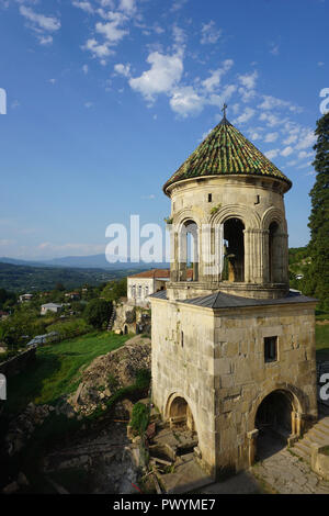 Gelati Monastery Glockenturm mit Querformat und blauer Himmel Stockfoto