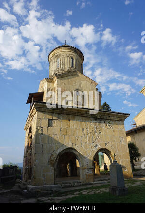 Gelati Monastery Kapelle Turm mit Grab stein und Kreuz Stockfoto