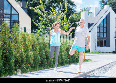 Reifer Mann und seinen schönen schlanken Frau, während am Morgen läuft Stockfoto