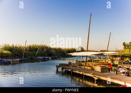 Pier und Fischerboote in "La Albufera" Lagune, bei Sonnenuntergang, in Valencia, Spanien Stockfoto