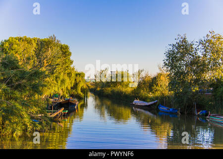 Pier und Fischerboote in "La Albufera" Lagune, bei Sonnenuntergang, in Valencia, Spanien Stockfoto