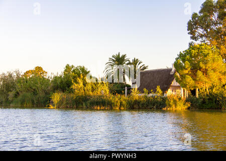 Segeln bei Sonnenuntergang in der Lagune "La Albufera", in Valencia, Spanien Stockfoto