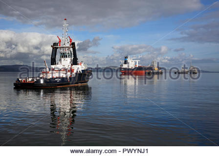 Ansicht der Tugboat Hopetoun und der Öltanker Dalma am Hund Punkt Oil Terminal, in dem Firth-of-Forth, in der Nähe von Edinburgh, Schottland Stockfoto