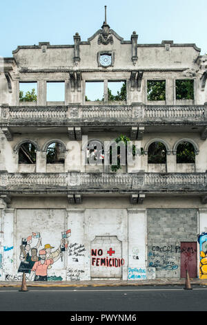 Panama City, Panama - März 2018: Altbau Fassade / Fassade mit Graffiti in der alten Stadt ruinieren, Casco Viejo, Panama City Stockfoto