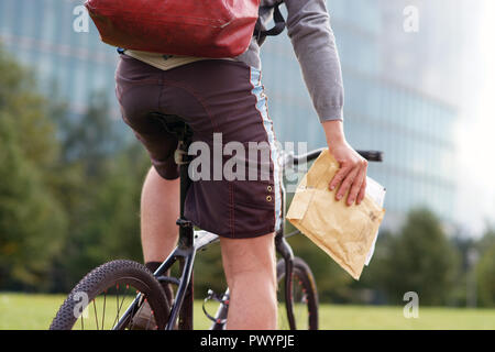 Fahrrad Messenger - Pendler mit Fahrrad in Berlin Stockfoto