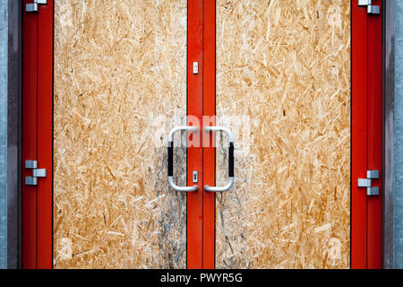 Vordere Tür mit einer Spanplatte gesichert, Deutschland Stockfoto